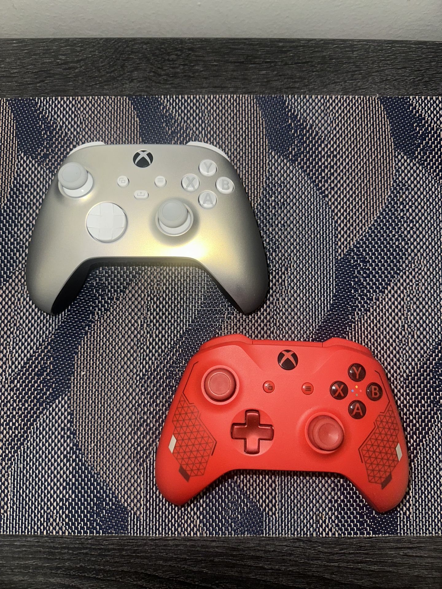 2 Xbox Series X Controllers