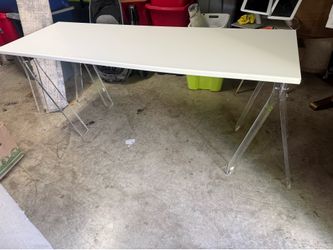 Long Table With Acrylic Stands Supports