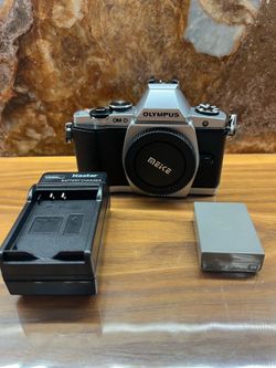 Olympus OM-D E-M5 16.1mp Digital Mirrorless Body only Shutter Ct. 9,206,Olympus,Olympus E-M5,Olympus IM-D E-M5 digital camera,Mirrorless camera