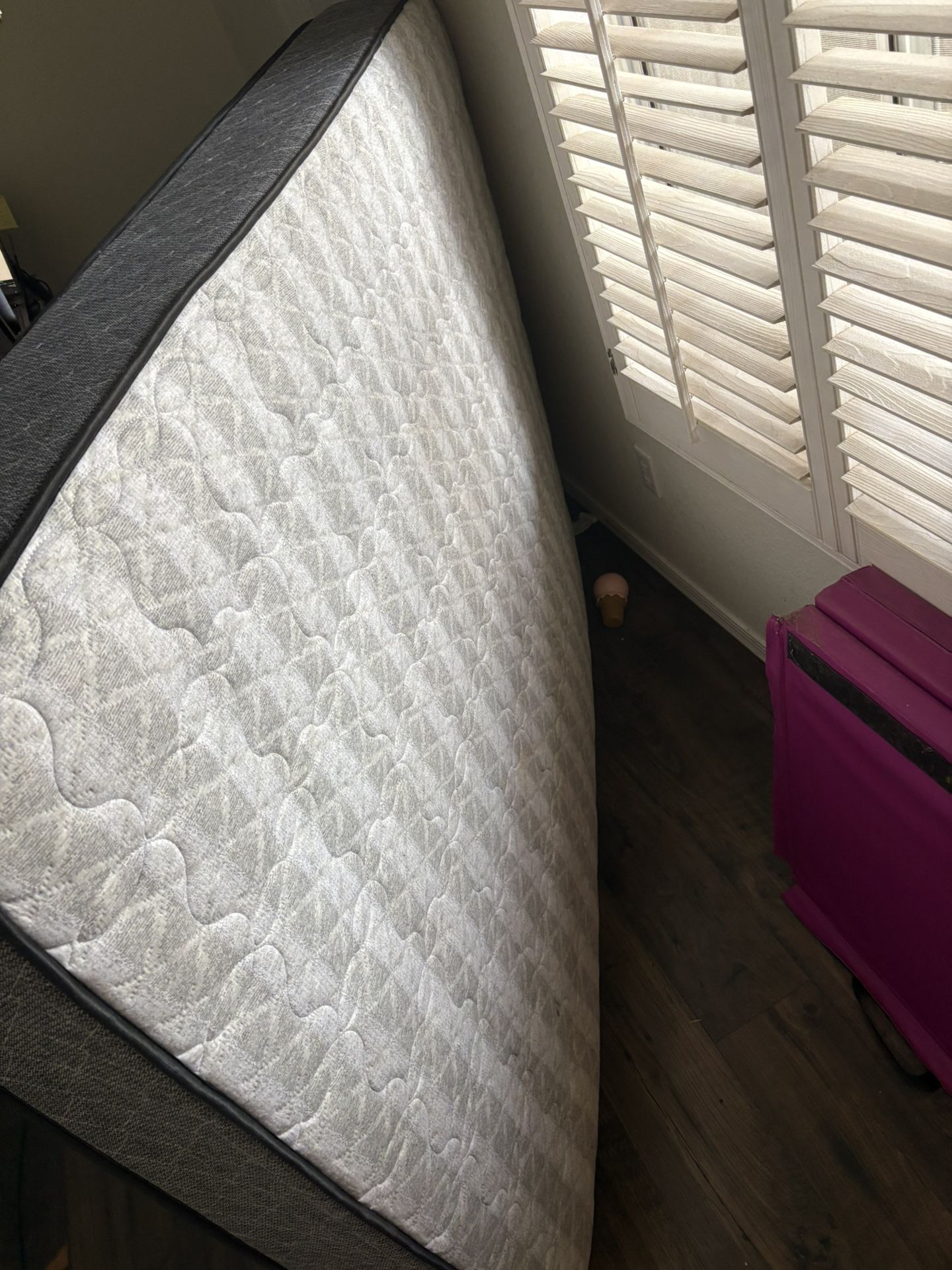 Clean Like New Queen Mattress No Box Spring !