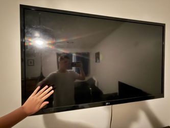 Tv 4.5 feet by 3.5 feet I CANT DO SHIPMENTS ONLY MEET UPS