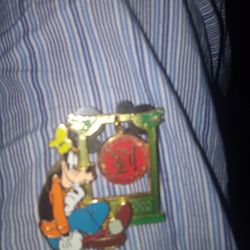 Goofy  HKDL Goofy HKDL(Lau) Chinese Surname Going Dangle Pin.