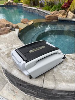 Betta robot pool skimmer (solar powered)