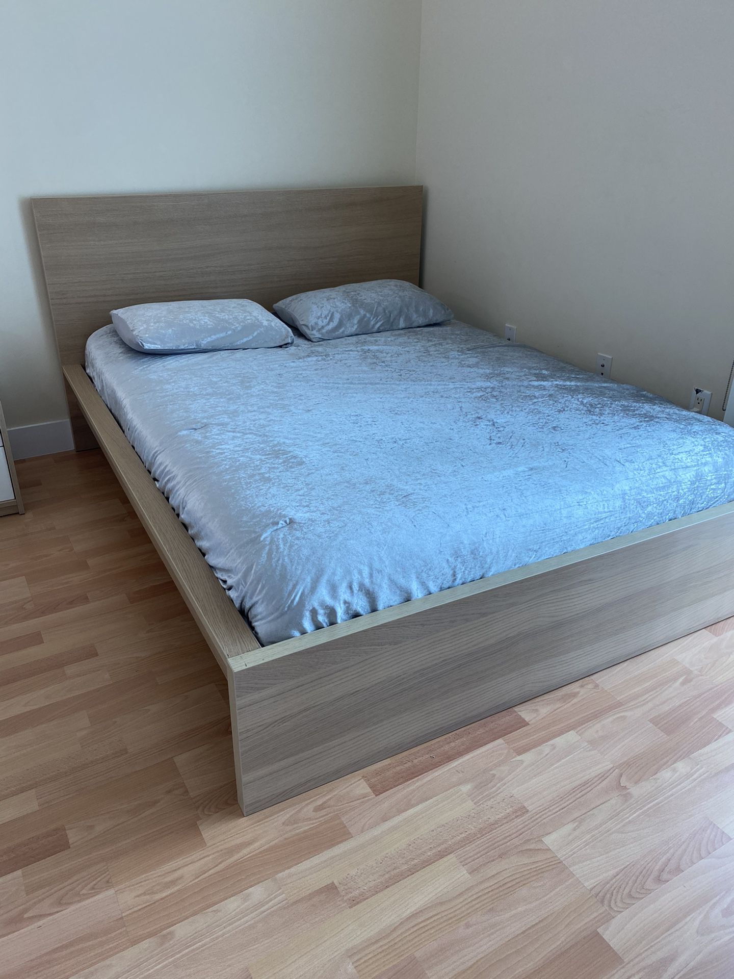Perfect Conditions Queen Bedroom Set, Mattress Included