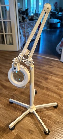 Esthetician Magnifying Lamp