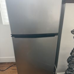 Galanz Mini Fridge 4’ 130 OBO