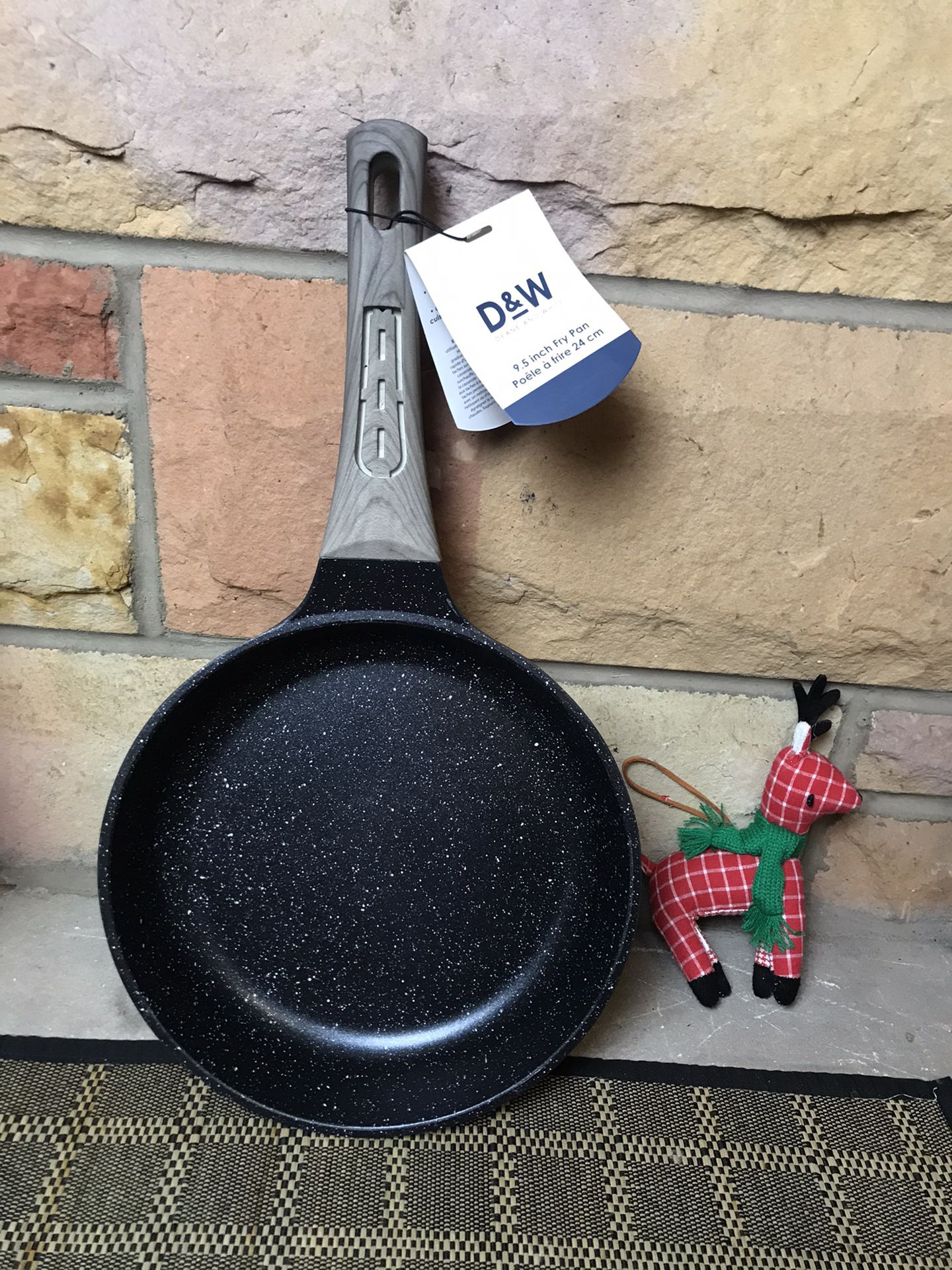 D&W Frying Pan Nonstick Medium Skillet 9.5 inch Quality Cookware  Deane&White New for Sale in New York, NY - OfferUp