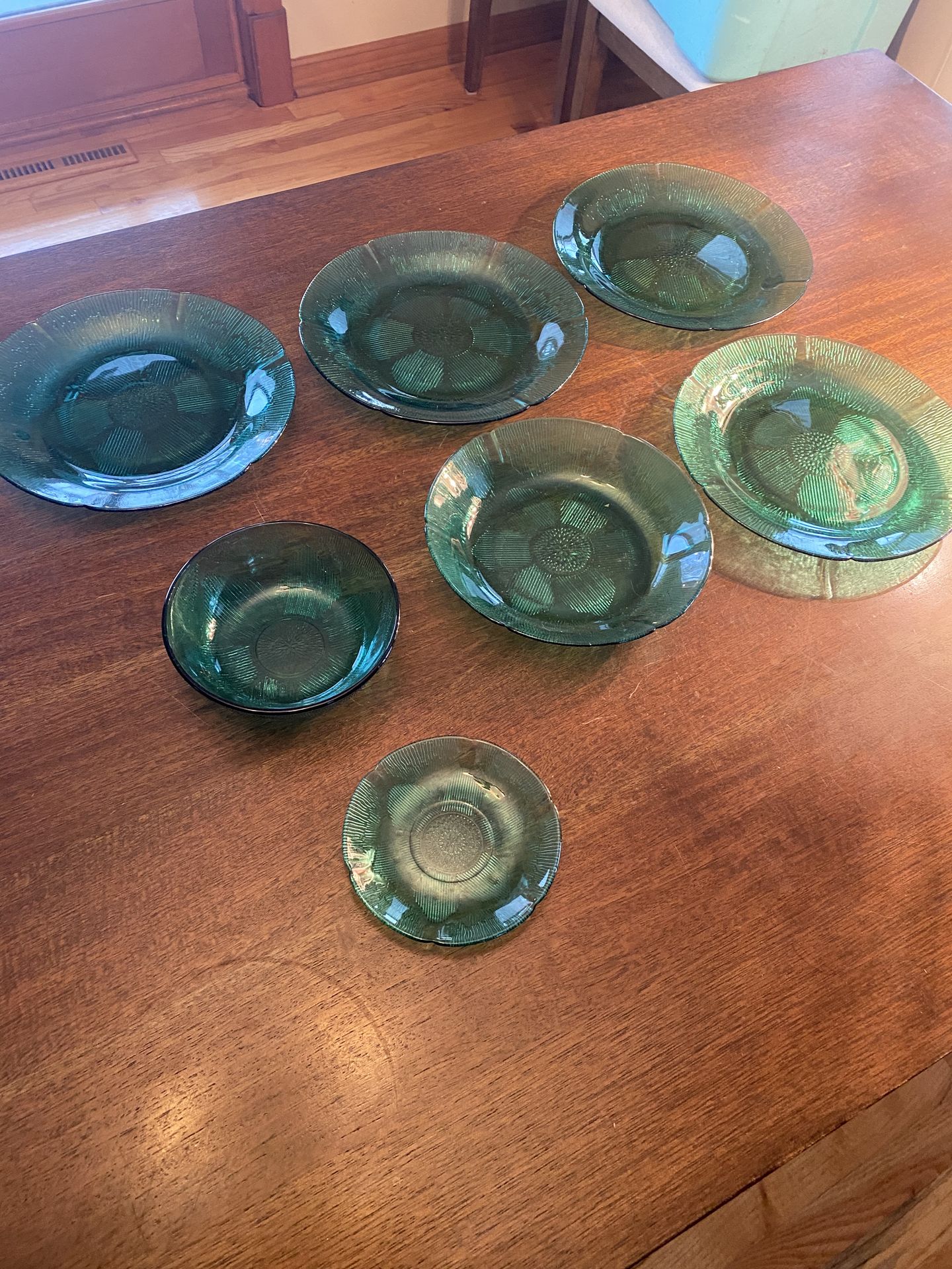 Green plate Set Collection (4) 10” plates (1) 8.5” salad bowl (1) 6 “ bowl (1) 5” saucer Vintage