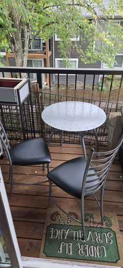 Sm Table W/ 2 Chairs