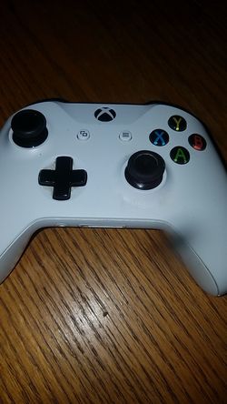 White Xbox One controller