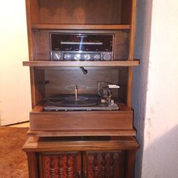 Mueble tocadiscos antiguo