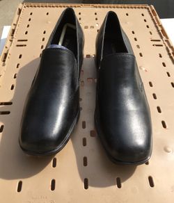 11B Women’s St. John’s Bay Magic Black Flats