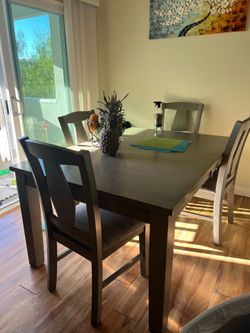 Mor furniture table with 6 chairs