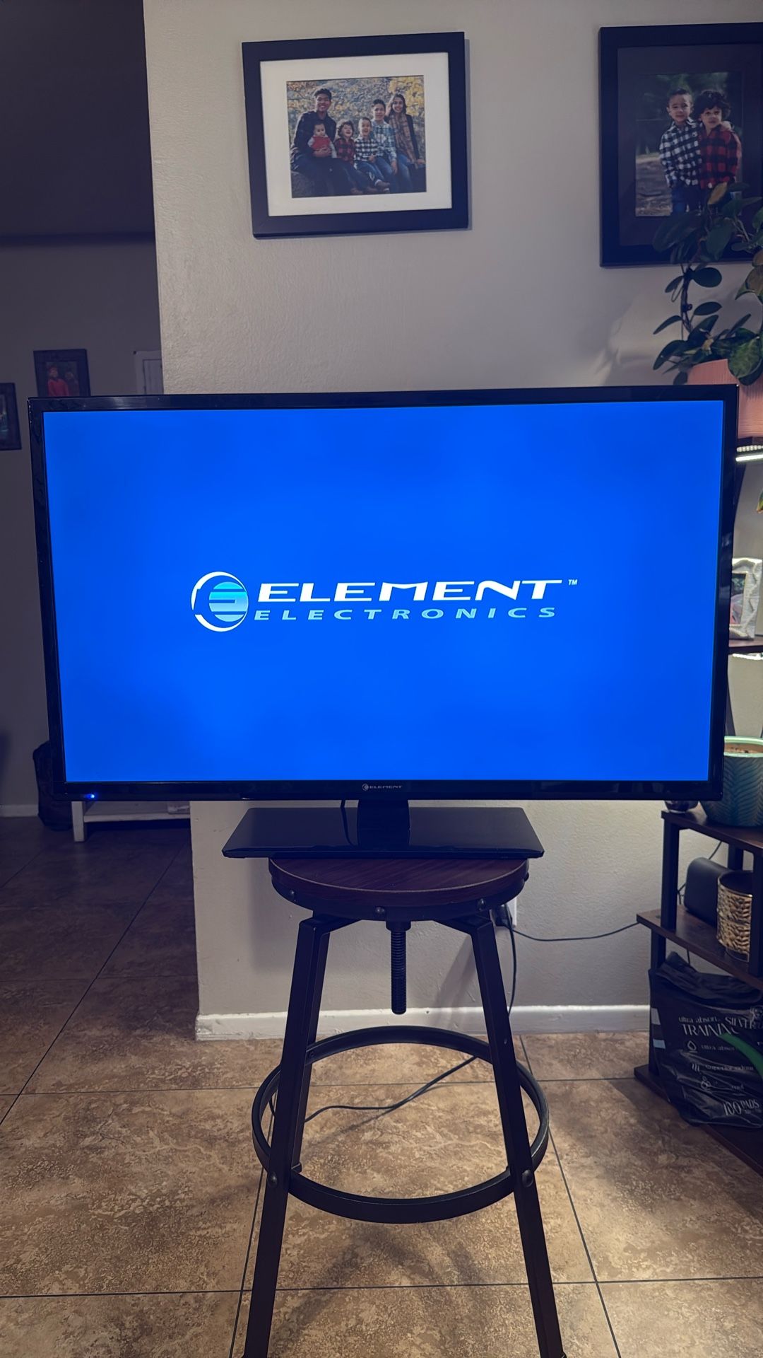 40 Inch ELEMENT ELECTRONICS TV