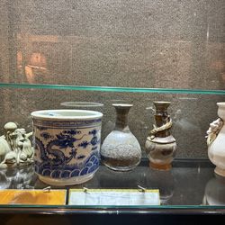 Chinese blue and white dragon Jar