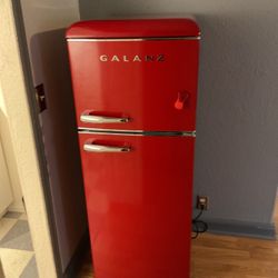 Vintage Style Mini Fridge And Microwave