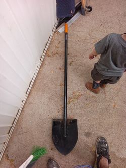Fiskars 58 inch steel shovel