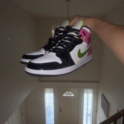 Nike Air Jordan one mid SE cyber active