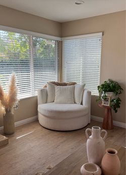 BEAUTIFUL WHITE ACCENT CHAIR (Swiveling)
