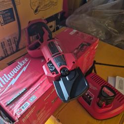 Milwaukee
M12 12V Cordless Brushless Pruner Shears Kit W/ 2.0 Ah Battery & Charger STORE PRICE $249