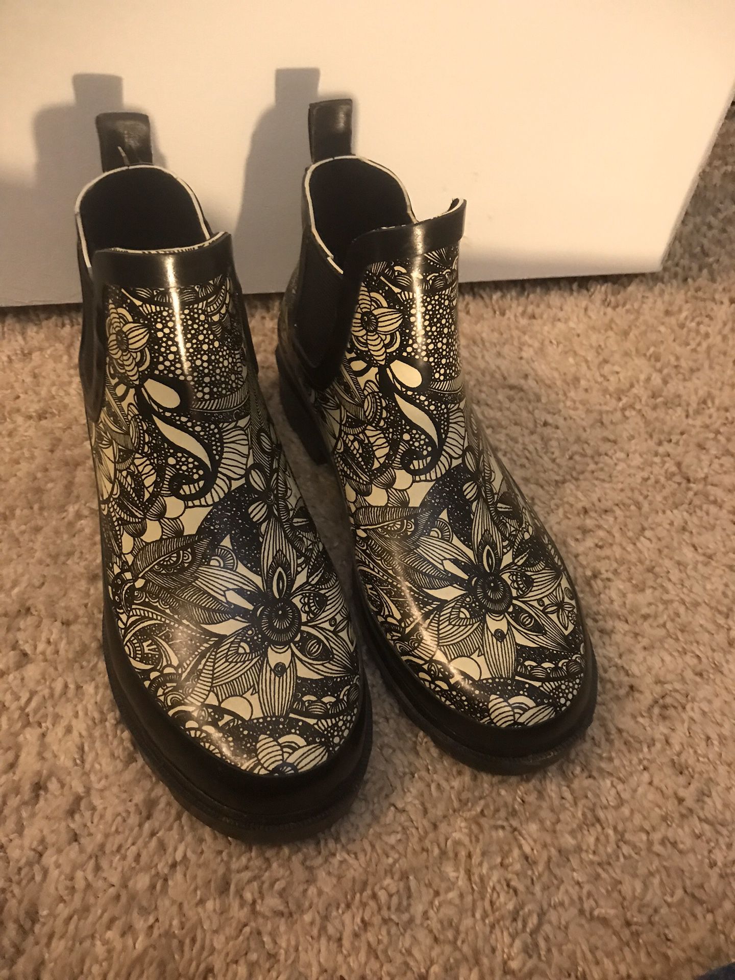 Sakroot women’s 6 rain boots