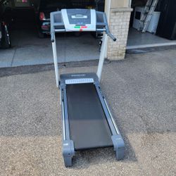 Reebok treadmill This is a great machine with capacity for a person of up to 300 LB. It works excellent 👌🏻 with various training functions 💪🏻 12 s