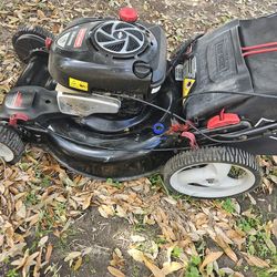 Craftsman 6.75 HP self-propelled mower/ w battery start