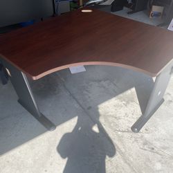 Amazing Corner Desk (Perfect Condition)