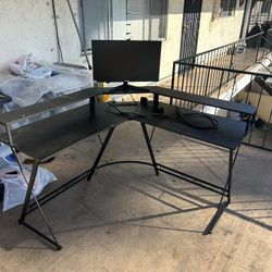 Gaming Desk And Monitor 