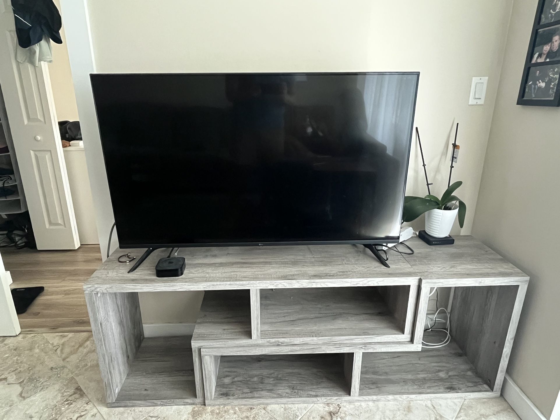 LG 50UQ7570PUJ 4K UHD Smart TV and Stand, $280