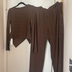 New! Never Worn w/tagsCOMMENSE Brown Knit 2 Piece Top & Pants Set Asymmetrical Hem Elastic Waist L