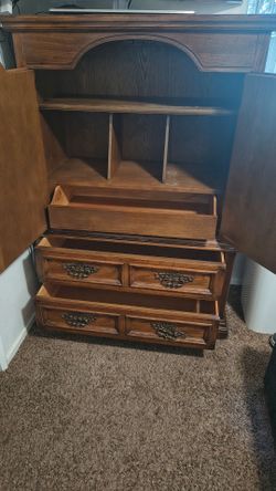 Wooden cabinet with drawers.
Mueble de madera con gabinetes