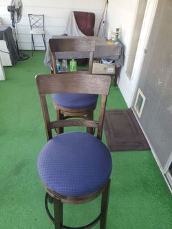 Se Venden  par de taburetes para barra  altos Medidas  18 × 30 de altura asientos  $  65 el par