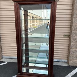 Gorgeous curio cabinet with thick glass shelves/ hermosa vitrina con repisas de vidrio 