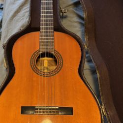 Yamaha G-85A Classical guitar in deluxe hard shell case