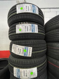 Vendo un set de 4 llantas kumho.  215/55R17 con 60.000 mil millas de  garantia las 4 instalacion y balanceo