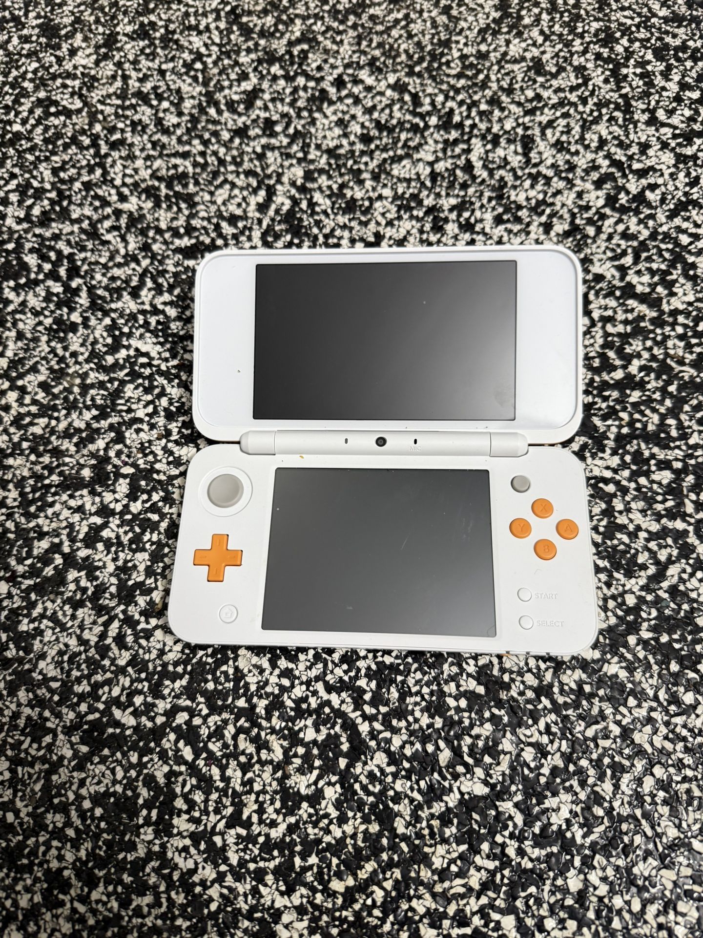 Nintendo 2DS XL (White & Orange edition)