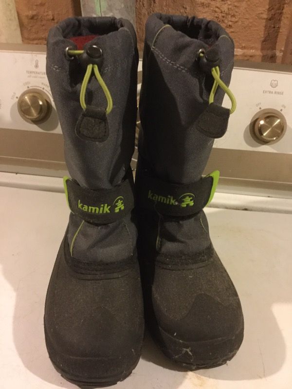 Boys snow boots size 2 hardly worn