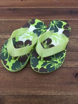 Green Hawaiian print slipper
