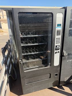 Snack vending machine