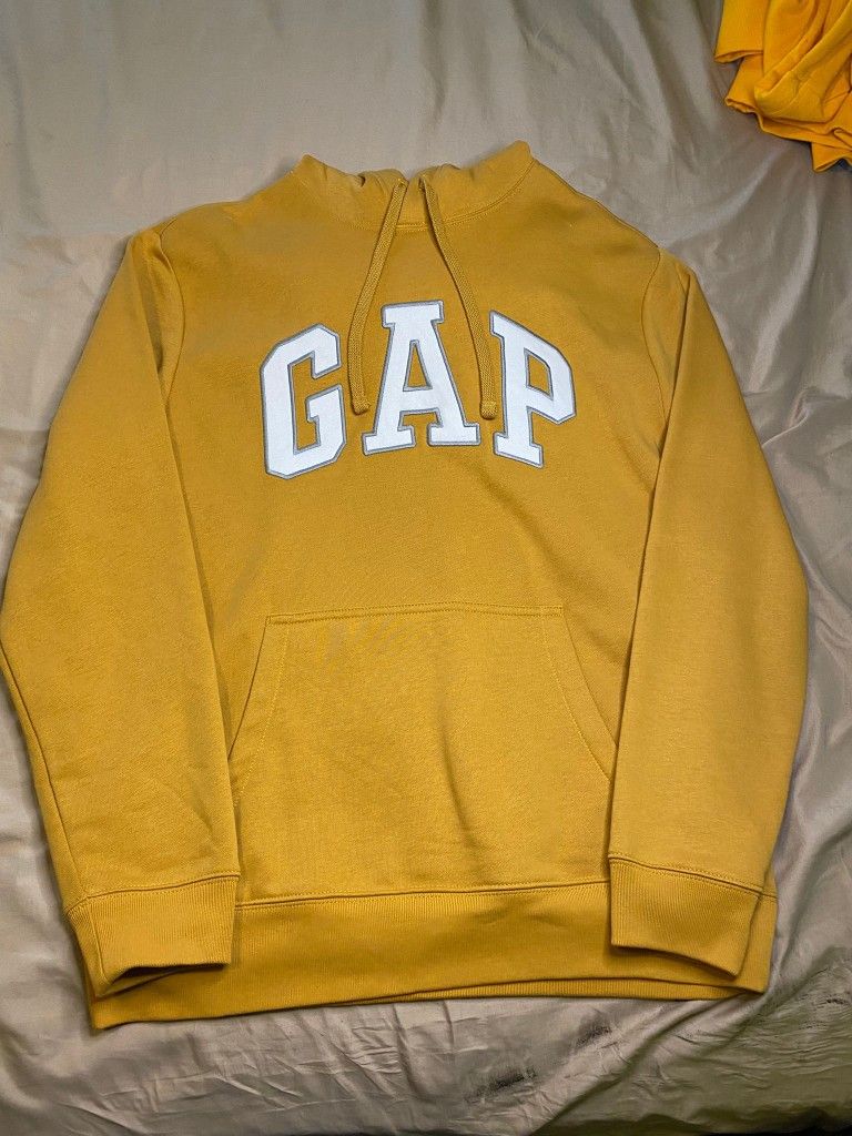 Bright GAP hoodie with orange-yellow fade. Comfy cotton blend. Size Medium
