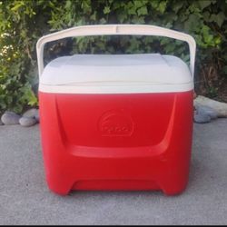 Ice Chest Cooler Excellent Condition 17" W X 17" D X 11" T