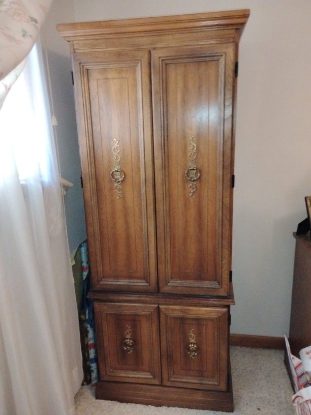 Singer Sewing Machine+Wood Cabinet
