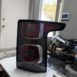 RANGE ROVER HSE ORIGINAL OEM RIGHT QUARTER PANEL TAILLIGHT 2019/2020/2021