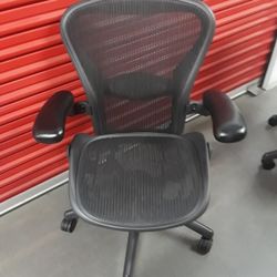 HERMAN MILLER AERON CHAIRS SIZE AND B