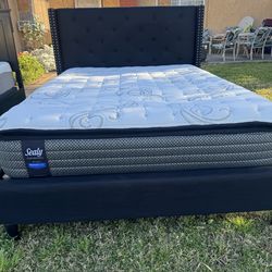 Beutiful queen bed with good mattress