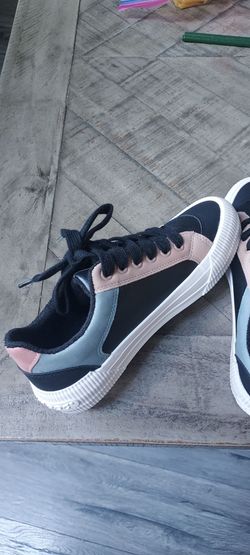Swipe left for more pics. Size 6.5. I can also fit a 6.