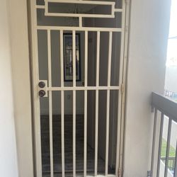 Reja Para La Puerta, 100 Dólares Cash Pero Tiene Que Quitarla