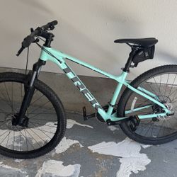 Trek Marlin 4 Mountain Bike – Medium Frame, 29” Wheels