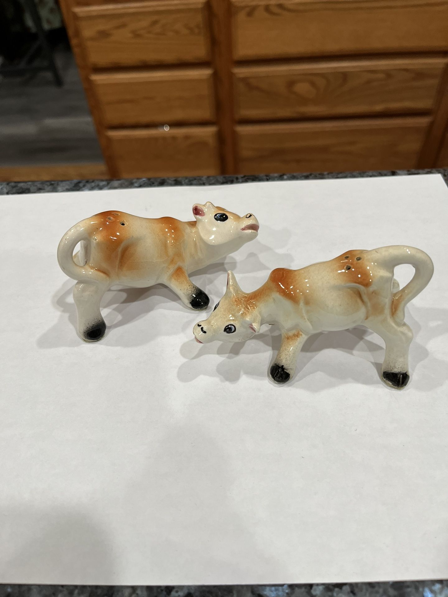 Vintage Ceramic cow pair of salt and pepper shakers. Size approximately 3 1/2 inches long and 2 inches tall. Preowned with cork stoppers. Some mino